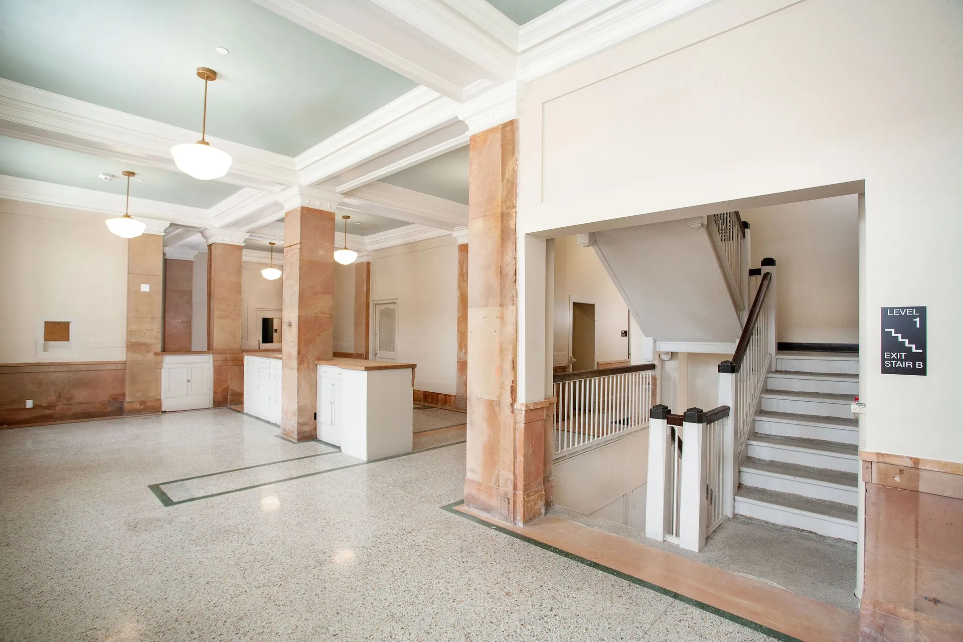 04-Interior.jpg